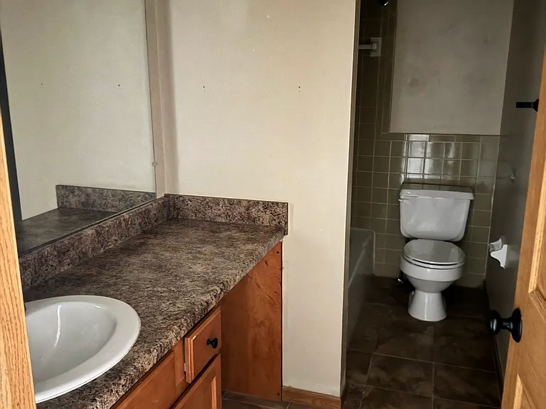 310 Lincoln St SW #H — Photo 2