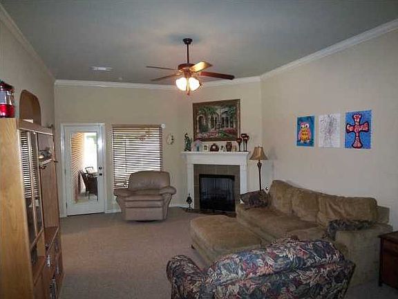 4th image of 815 Dunvegan Dr