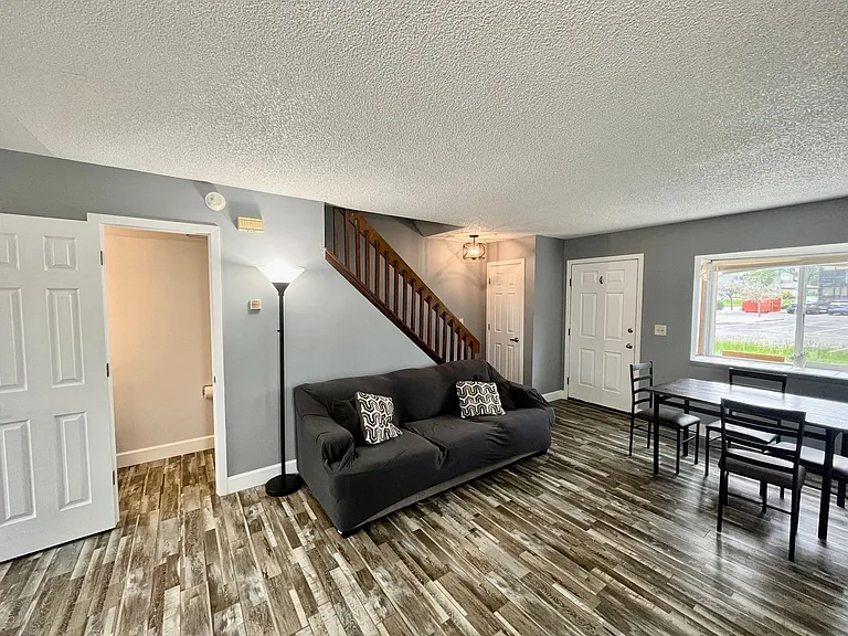7618 Lexington Manor Dr — Photo 4