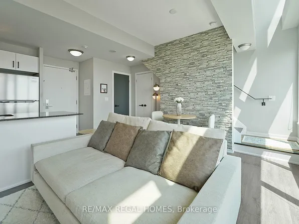55 E Liberty St #909, Toronto, ON M6K 3P9