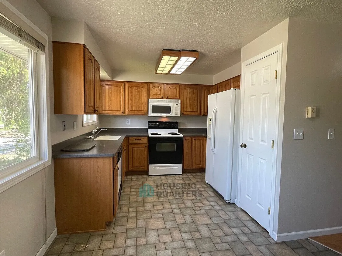 2 bed, 1.5 bath, 1208 sqft, $1,650 — Photo 2