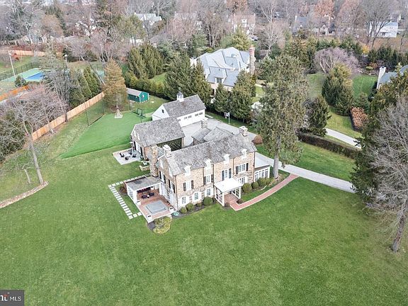 3rd image of 658 Brooke Rd