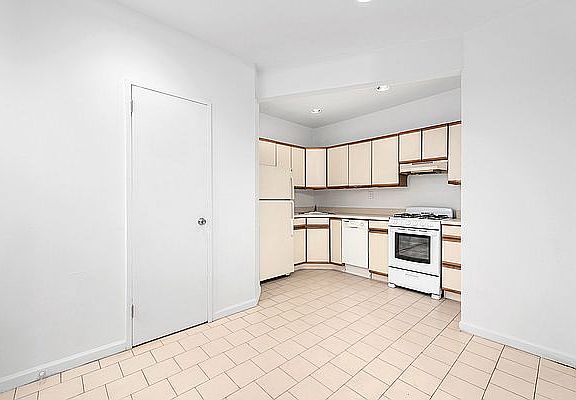 3rd image of 1716 2nd Ave #B4