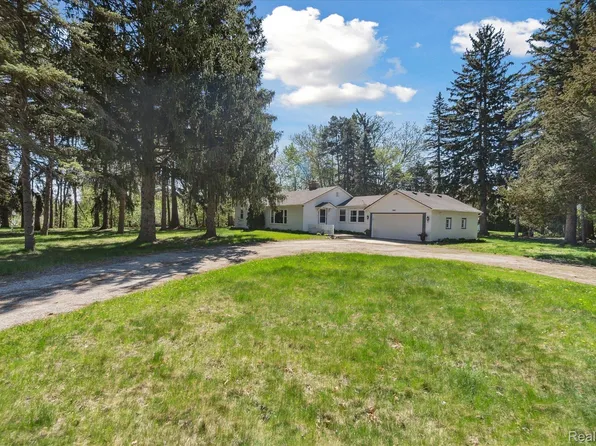 2525 Potter Rd, Wixom, MI 48393