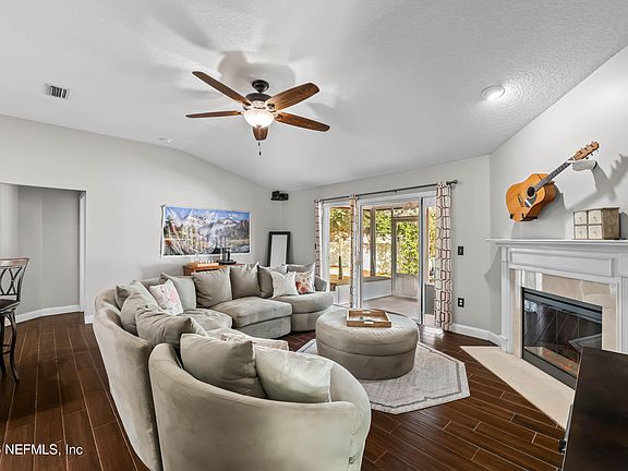 3rd image of 637 MARLA CREEK Court