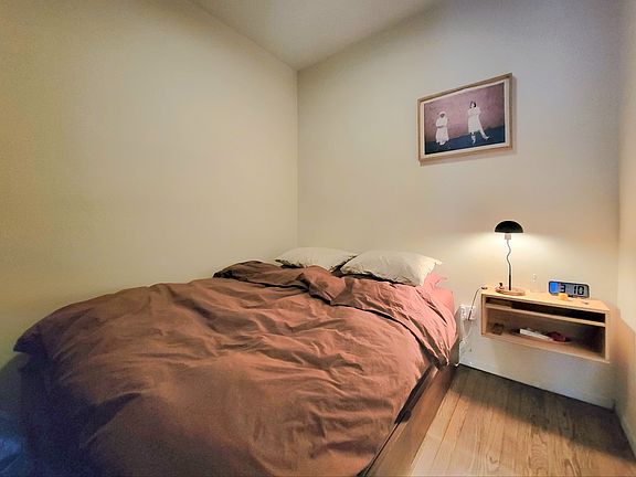 5th image of 211 E 5th St APT 8