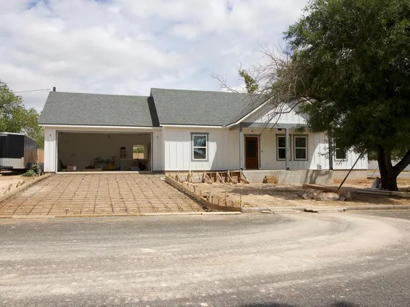 402 W Nimitz St, Fredericksburg, TX 78624