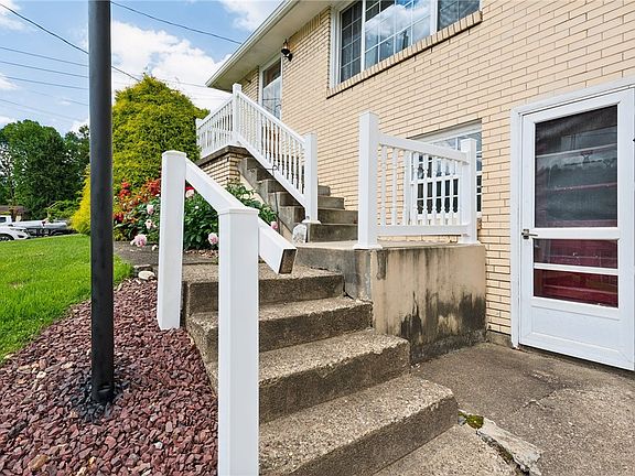 3rd image of 218 Woodlawn Dr