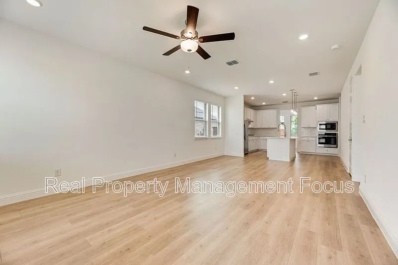 4 bed, 3.0 bath, 1930 sqft, $2,395 — Photo 3