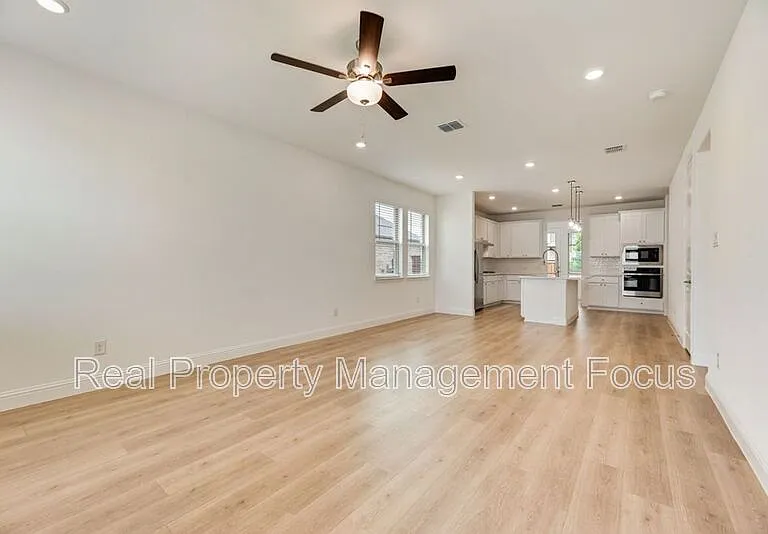 1149 Beautyberry Ln — Photo 3
