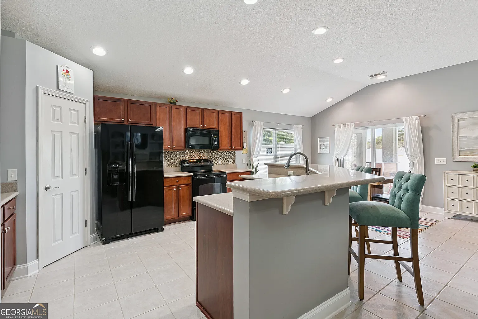 3 bed, 2022 sqft, $2,350 — Photo 2