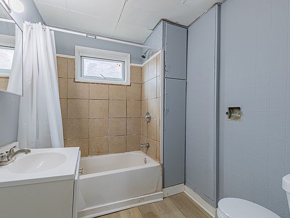 4th image of 383 Champlain St