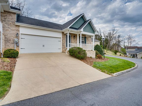 3rd image of 16 Hiddenbrook Ln #16
