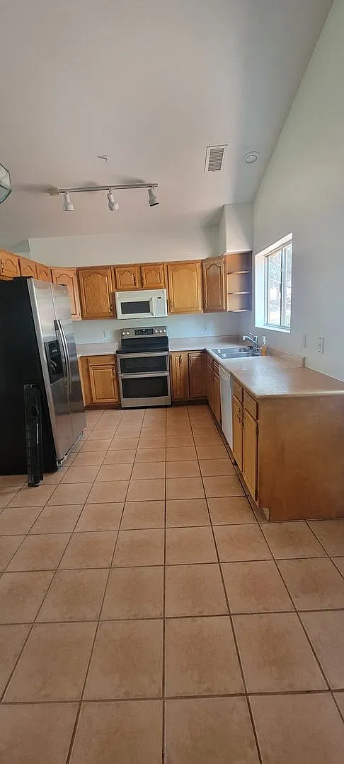 Unfurnished, 1-year long-term rental — Photo 4