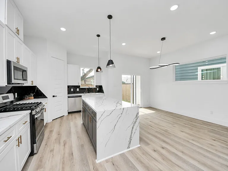 3524 Rebecca St — Photo 13