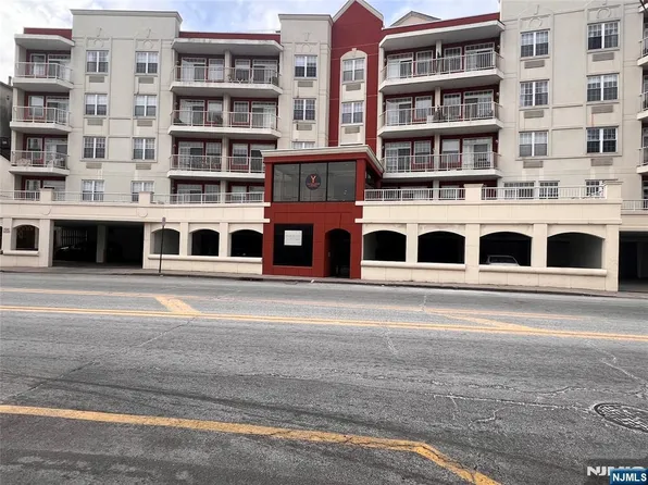 1100 River Rd APT 302, Edgewater, NJ 07020