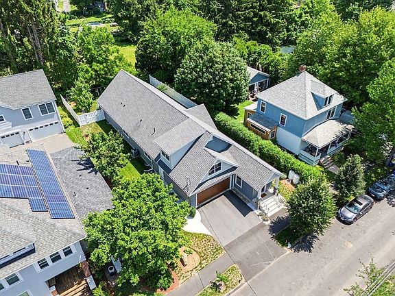 3rd image of 29 Woodbine Ave