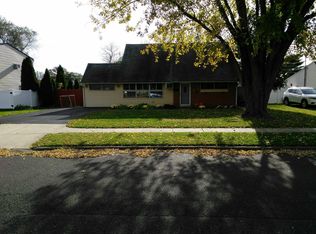 94 Queen Lily Rd, Levittown, PA 19057