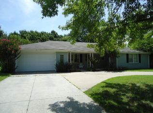 146 N Edgemoor Dr, Wichita, KS 67208