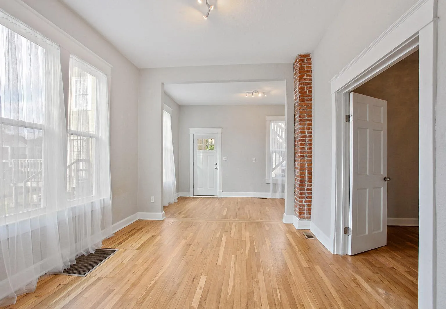 1 bed, 1100 sqft, $1,145 — Photo 1