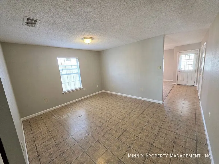 1325 E Cowden Ave — Photo 8