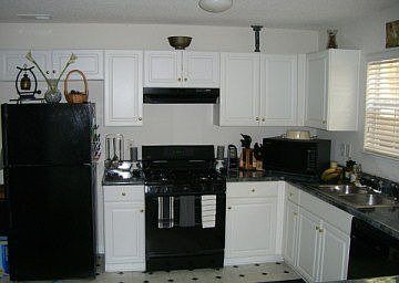 http://www.propertyboss.net/CustomerImages/EXCALIBR_92531/media/Properties/594%20Robin%20Ridge%20(23DE)/zsmall_kitchen.JPG