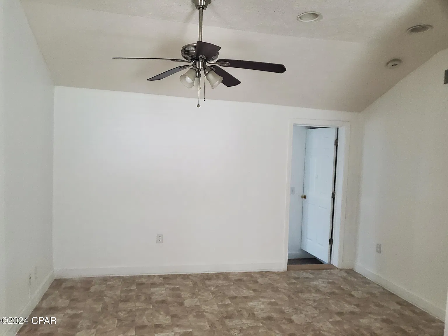 2 bed, 918 sqft, $1,350 — Photo 2