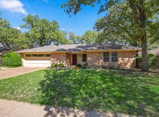 212 Heneretta Dr, Hurst, TX 76054