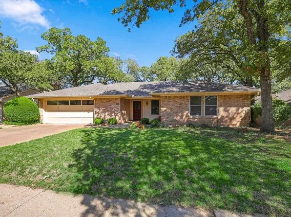 212 Heneretta Dr, Hurst, TX 76054