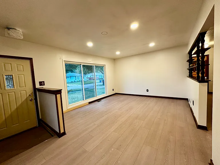 1585 Berkshire St — Photo 4