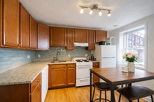1056 Cambridge St #2R Photo 1