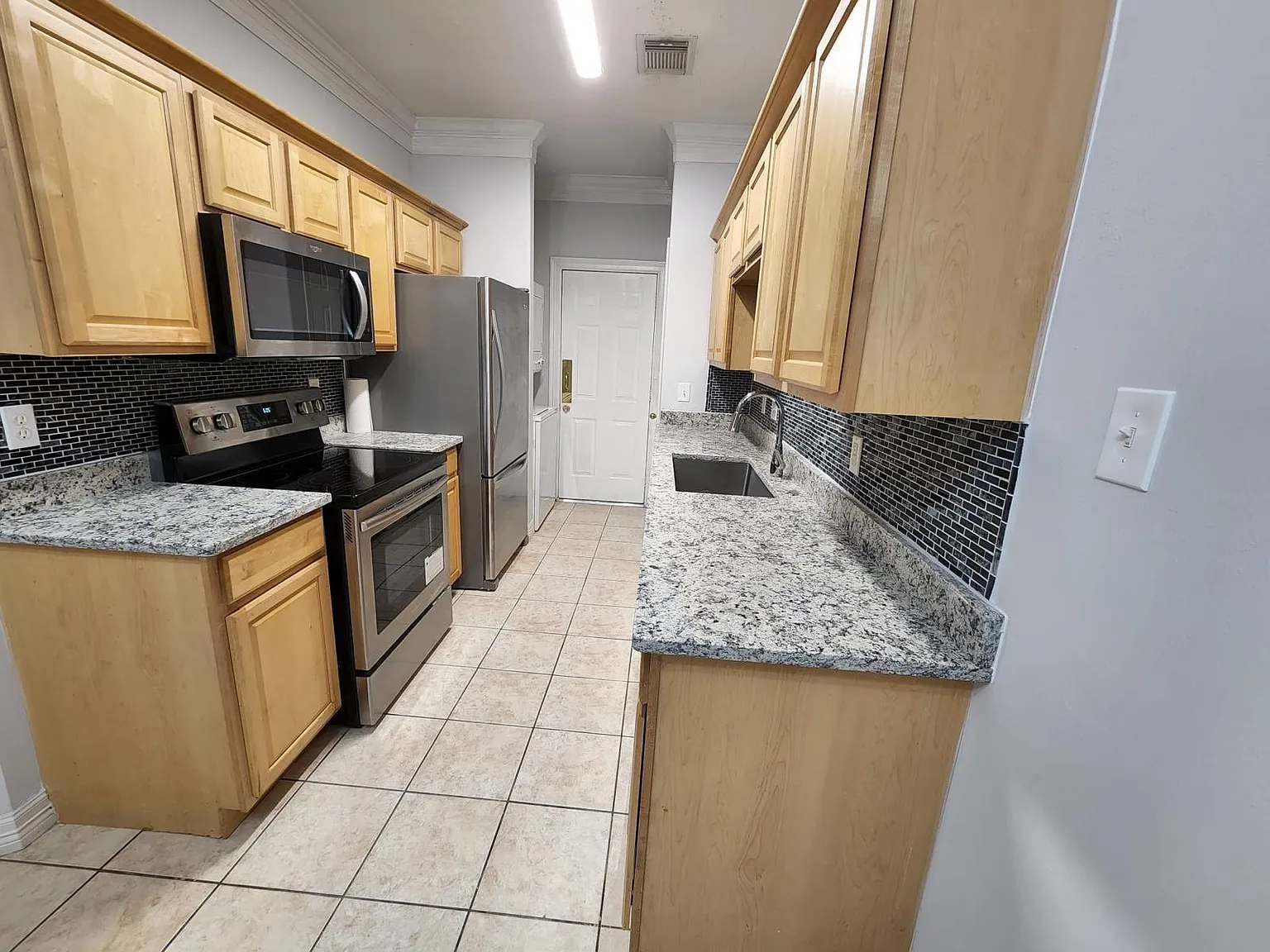 3 bed, 3.0 bath, 1348 sqft, $1,550 — Photo 3