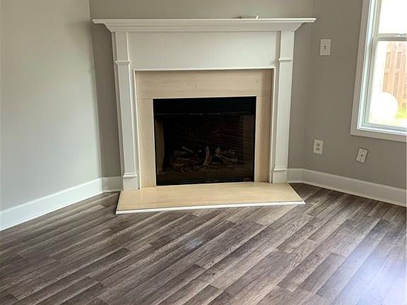 4th image of 404 Lobdale Falls Dr