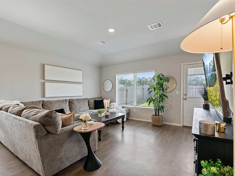 534 Dalloway St — Photo 4