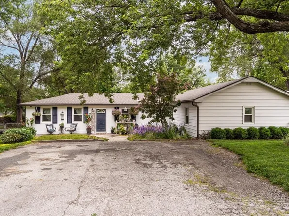 118 S Village St, Tonganoxie, KS 66086