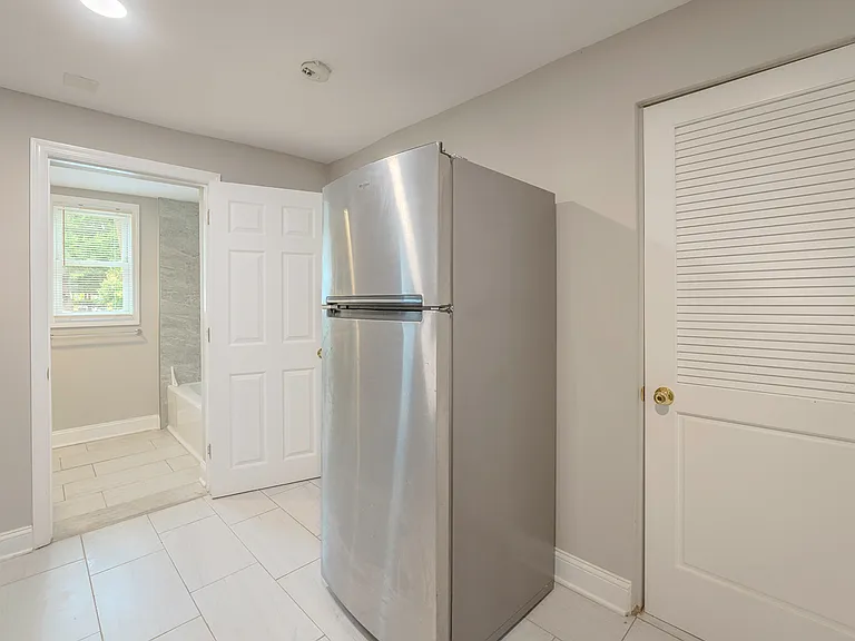 114 Mary Ave — Photo 5