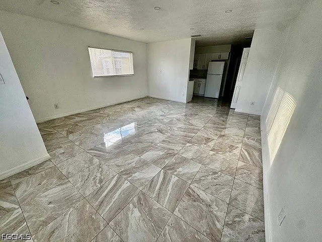 2 bed, 1.5 bath, 835 sqft, $1,275 — Photo 2