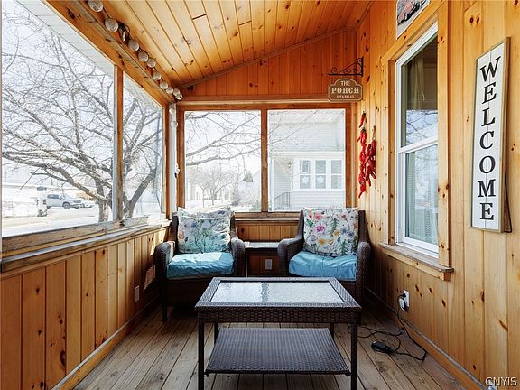 3rd image of 524 Franklin St