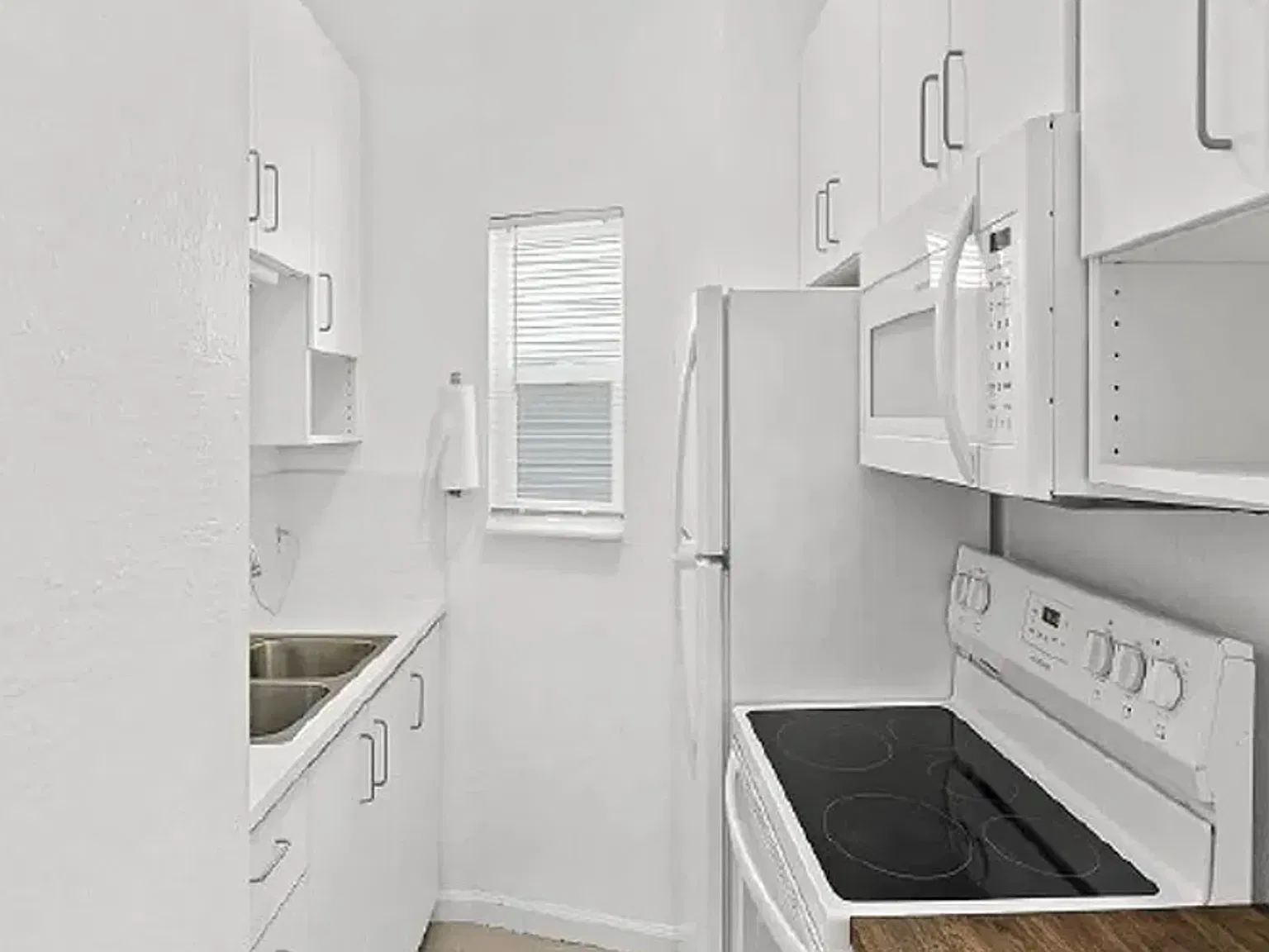 Bright, Renovated 2BR/1BA with Modern Kitchen — Photo 1