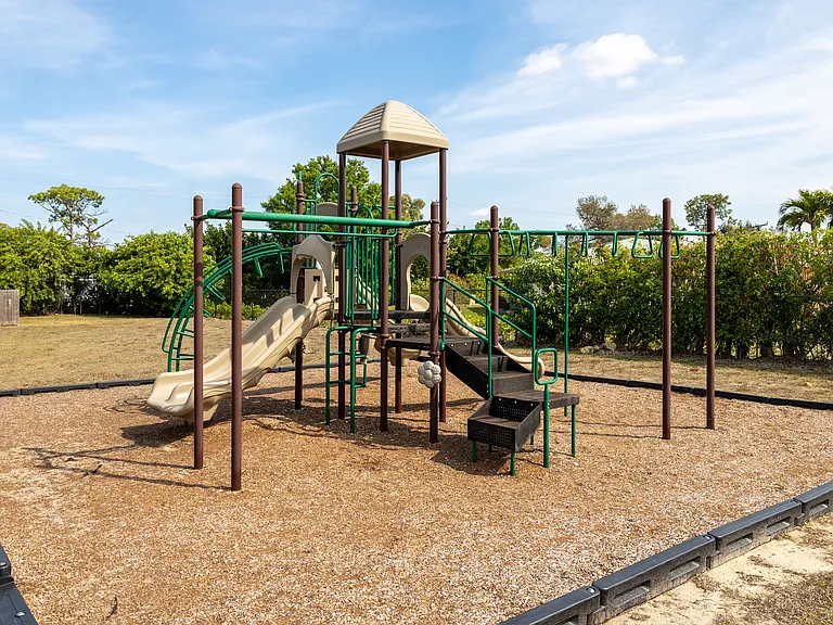 8372 Beacon Blvd — Photo 20
