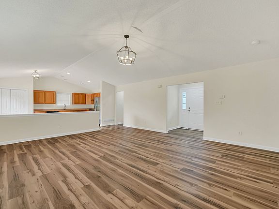4th image of 270 Oaknoll Ave