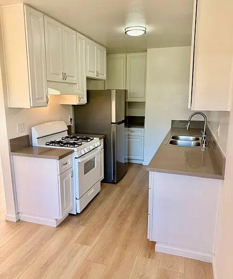 Lindley Garden Apartments — Photo 11