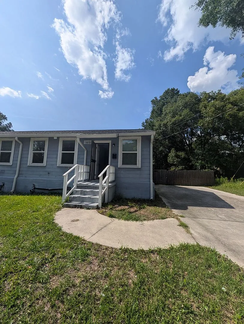 Beautifully Refreshed 2BR Gem — Photo 1