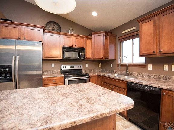 5th image of 619 Saint Jerome St