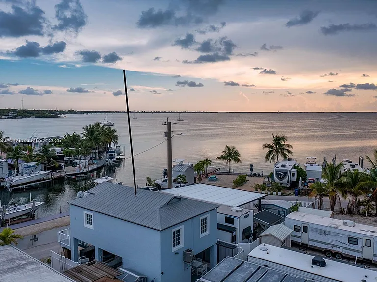 325 Calusa St — Photo 17