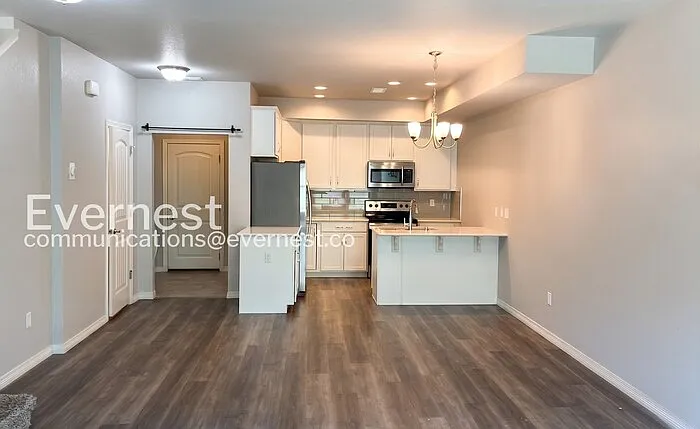 1689 Grand Ave #4 — Photo 4