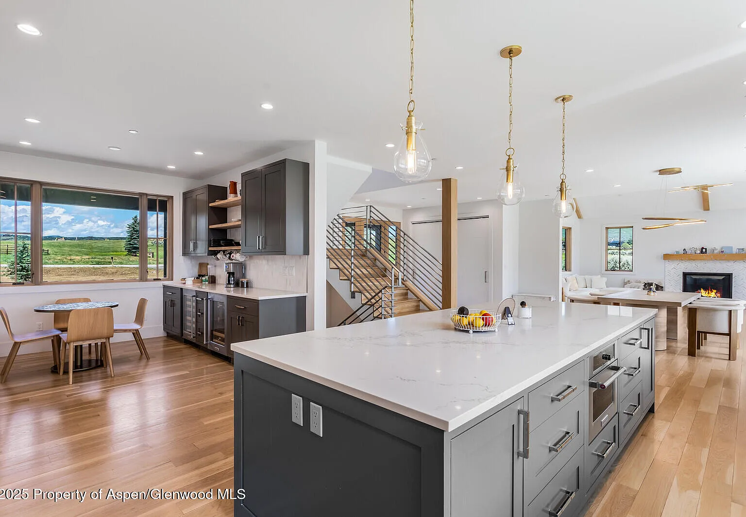 6 bed, 5.5 bath, 6025 sqft, $15,000 — Photo 3