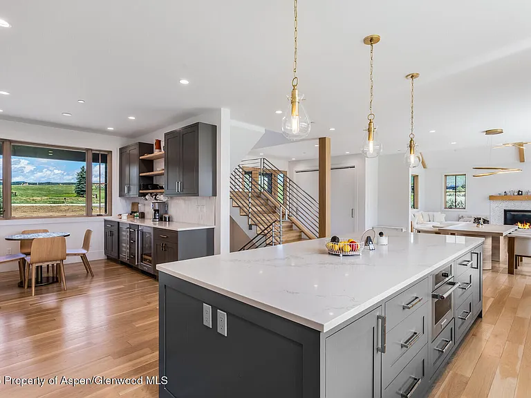 577 Fox Run Dr — Photo 3