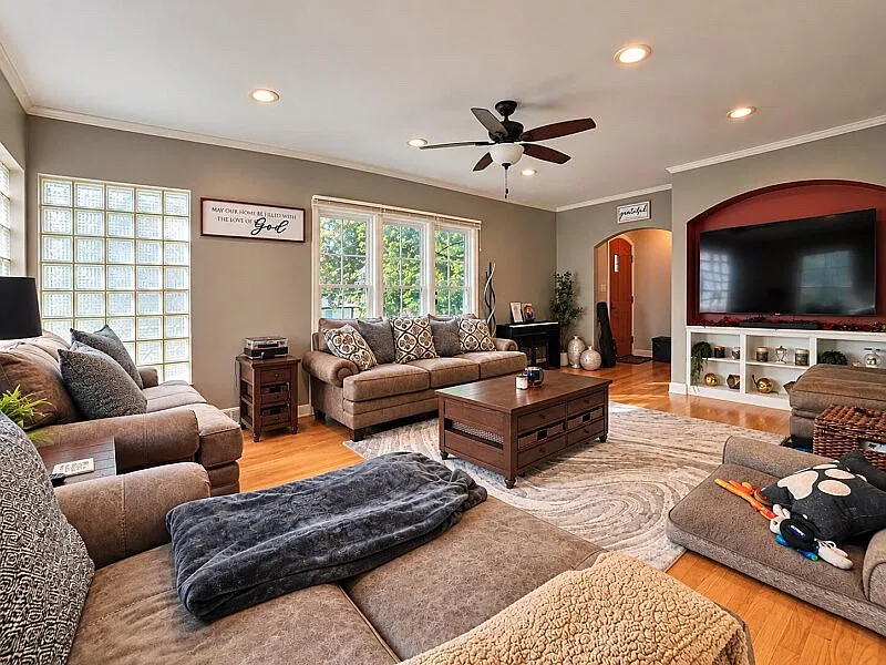 3 bed, 1.5 bath, 2000 sqft, $2,800 — Photo 4