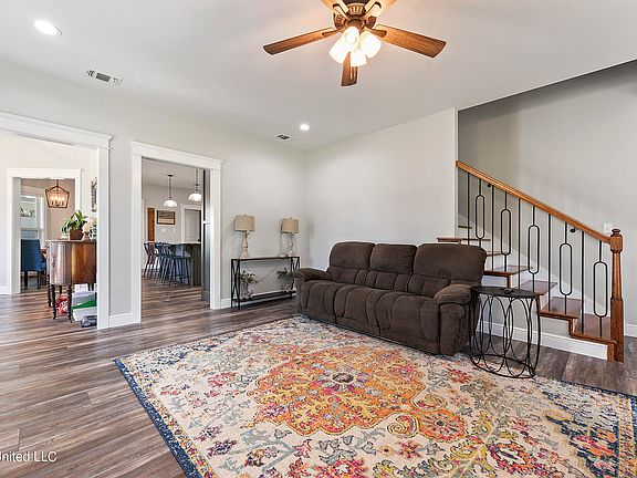4th image of 211 Park Dr #A